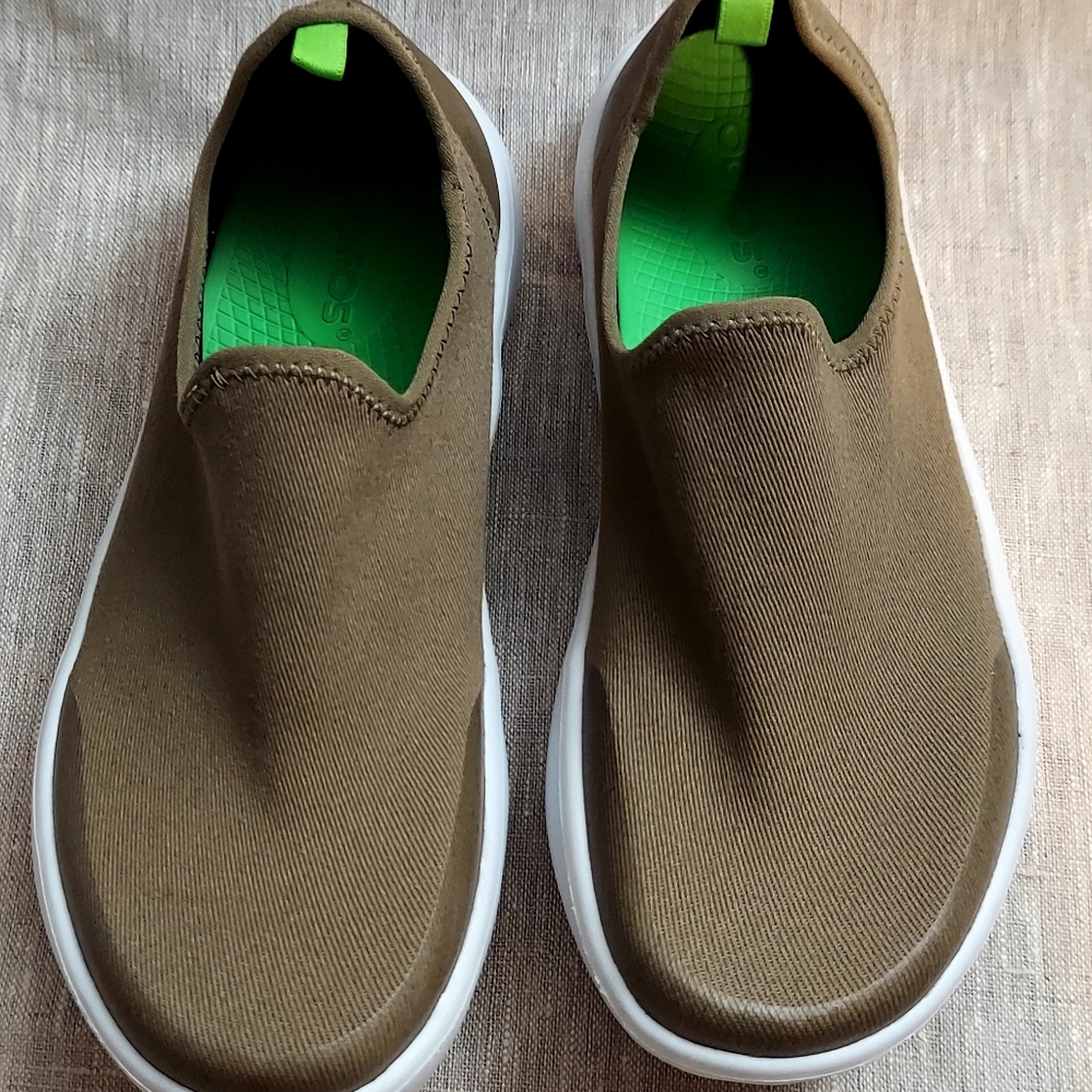 A pair of size 6 OOFOS Women's in taupe and white  shoes.